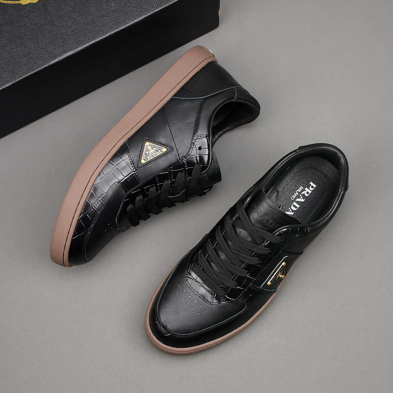 PP420❣️❣️❣️Prada set off the audience! Prada, an international brand that is constantly innovating, this men's casual shoe, the original version, made of cowhide leather at a ratio of one to one at the store, with leather feet and rubber non-slip outsole, breathable and comfortable, quality speaks for itself👄38-44